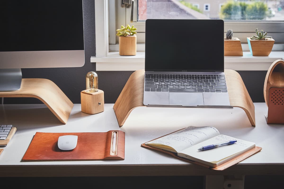 laptop-on-office-table